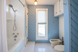 Ducha, secador de pelo, toallas, papel higiénico