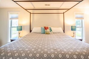 3 bedrooms, iron/ironing board, free WiFi, bed sheets - Dockside - Private Boat Dock or Walk to Beach! (Carolina Beach)