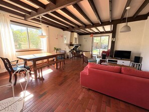 Televisión, mesa de ping pong