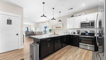 Lemari es, microwave, oven, dan kompor