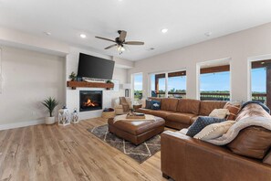 TV, fireplace, video games, offices - Lakeview, Hot Tub, Games, FuN! (Branson)