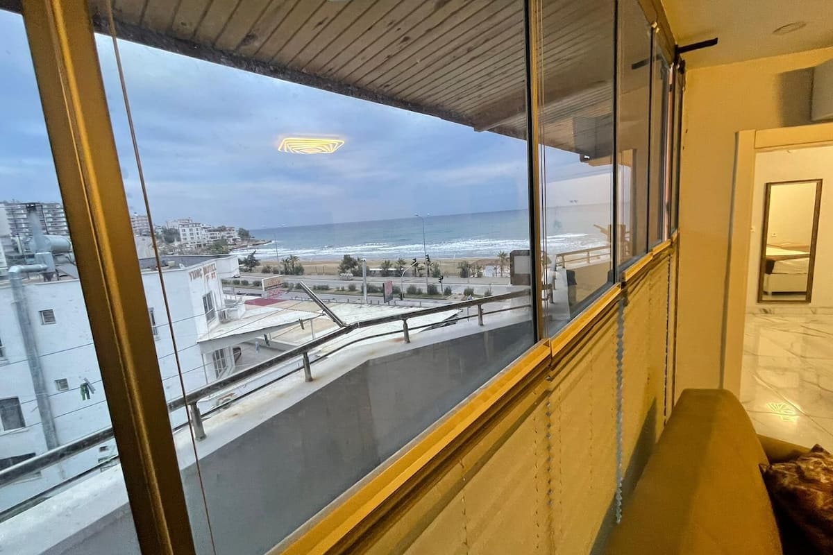 Un balcón con vista a la playa y al paisaje urbano.