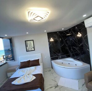 Habitación cuádruple Confort, balcón, vista a la playa | Baño | Regadera, amenidades de baño gratuitas, secadora de cabello, toallas