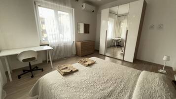 1 slaapkamer, een bureau, een strijkplank/strijkijzer, wifi