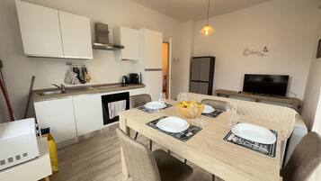 Een koelkast, een magnetron, een oven, een kookplaat