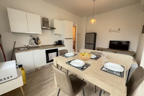 K ühlschrank, Mikrowelle, Ofen, Herdplatte