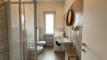 Douche, sèche-cheveux, bidet, serviettes fournies