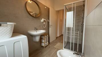 Doccia, asciugacapelli, bidet, asciugamani