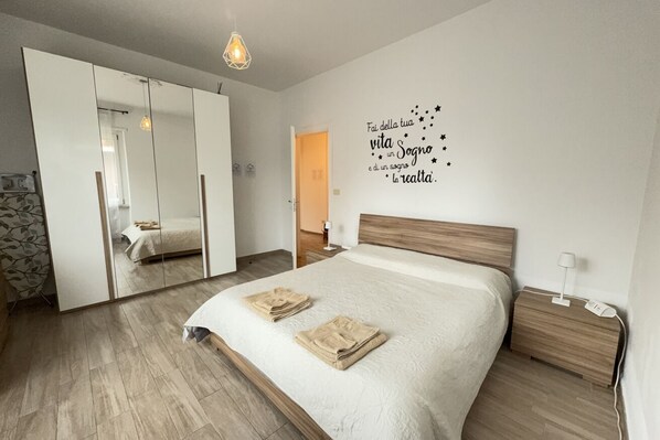1 bedroom, desk, iron/ironing board, WiFi