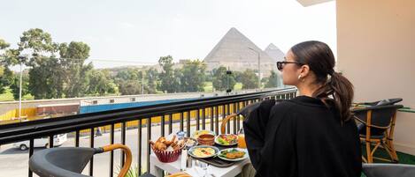 朝食 (コンチネンタル ブレックファスト)、毎日提供 (無料)