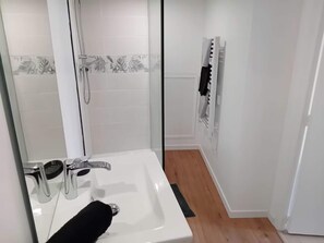 Een douche, een haardroger, handdoeken, zeep