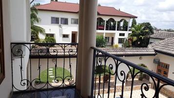 Habitación ejecutiva doble, 1 cama de matrimonio grande, no fumadores, vistas a la piscina | Terraza o patio