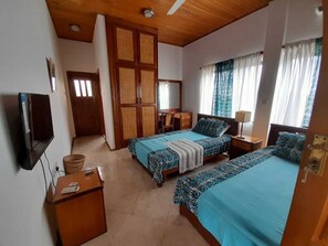 Premium bedding, minibar, individually decorated, individually furnished - Villa Sankofa (Ejisu)