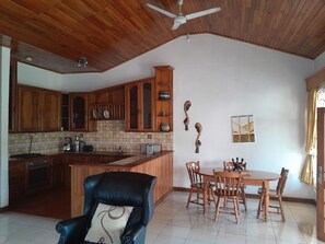 Premium bedding, minibar, individually decorated, individually furnished - Villa Sankofa (Ejisu)