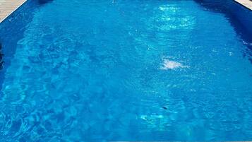 6 outdoor pools