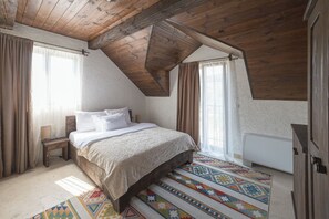 Habitación doble Deluxe, vista a la montaña | Caja de seguridad en la habitación y escritorio 