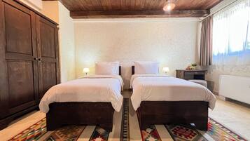 Rom, 2 enkeltsenger, ikke-røyk, fjellutsikt | Safe på rommet, skrivebord, strykejern/-brett og wi-fi (inkludert)