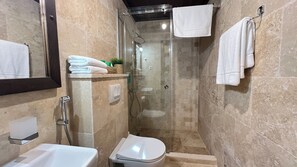 Kamer, 2 eenpersoonsbedden, niet-roken, uitzicht op bergen | Badkamer | Een douche, een haardroger, pantoffels, handdoeken