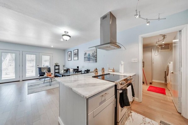 冷蔵庫、電子レンジ、オーブン、コンロ