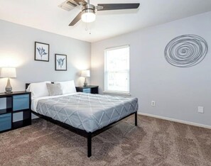 6 habitaciones, escritorio y tabla de planchar con plancha 