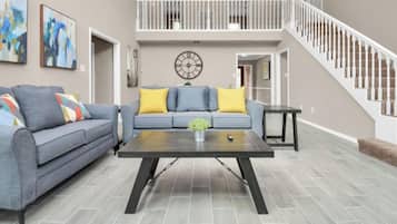 Smart TV, chimenea y oficina