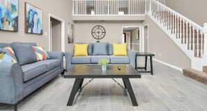 Smart TV, chimenea y oficina 