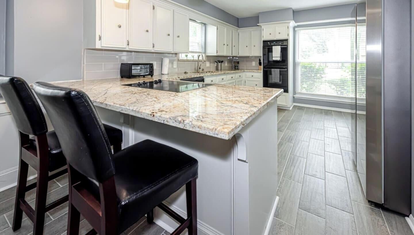 冷蔵庫、電子レンジ、オーブン、コンロ