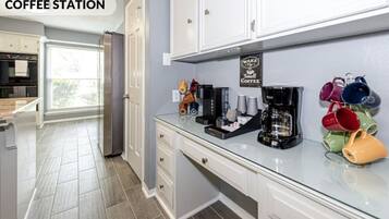 冷蔵庫、電子レンジ、オーブン、コンロ