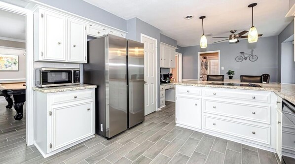 Kylskåp, mikrovågsugn, ugn och spishäll