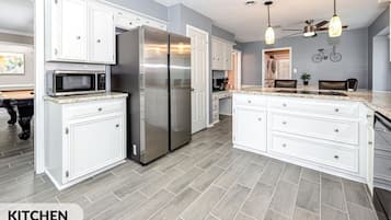 冷蔵庫、電子レンジ、オーブン、コンロ