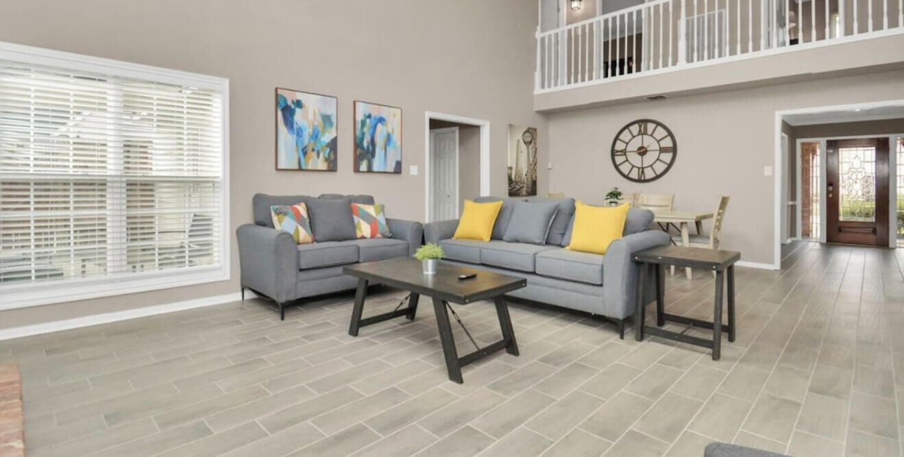 Smart TV, chimenea y oficina 