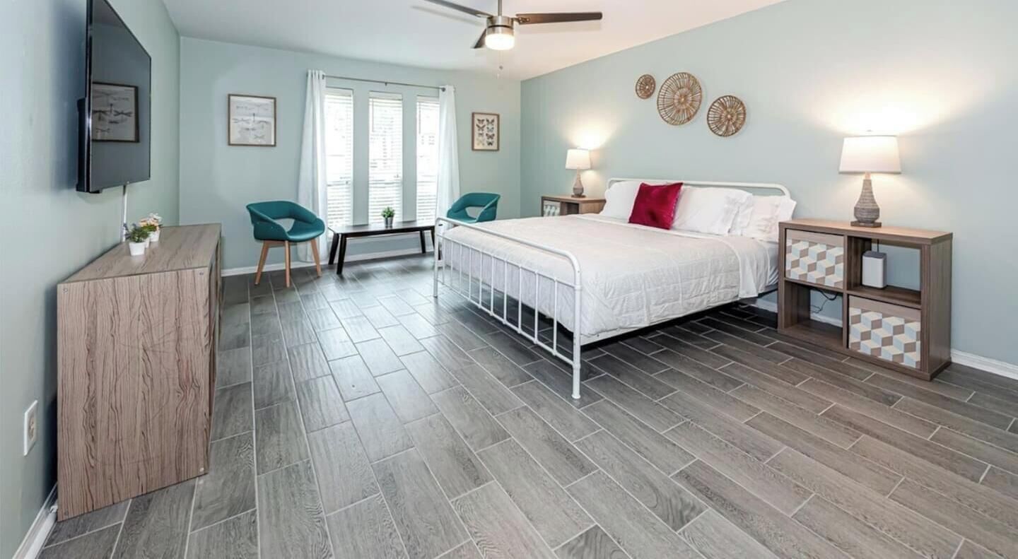 6 室のベッドルーム、デスク、アイロン / アイロン台、旅行用ベビーベッド