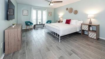 6 sovrum, skrivbord, strykjärn/strykbräda och resesäng