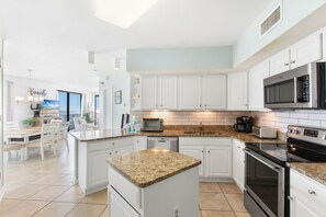Signature Condo, Beach View | Private kitchen | Fridge, microwave, oven, stovetop - Bluewater 1501 (Orange Beach)