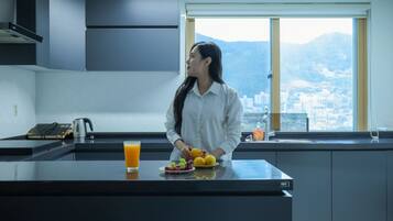 Attico Premium | Biancheria da letto di alta qualitร , una scrivania, insonorizzazione