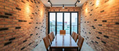 Premium Penthouse | Premium bedding, desk, soundproofing, free WiFi