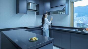 Premium Penthouse | Premium bedding, desk, soundproofing, free WiFi