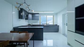 Premium Penthouse | Premium bedding, desk, soundproofing, free WiFi