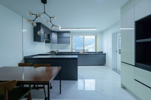 Premium-Penthouse | Hochwertige Bettwaren, Schreibtisch, schallisolierte Zimmer