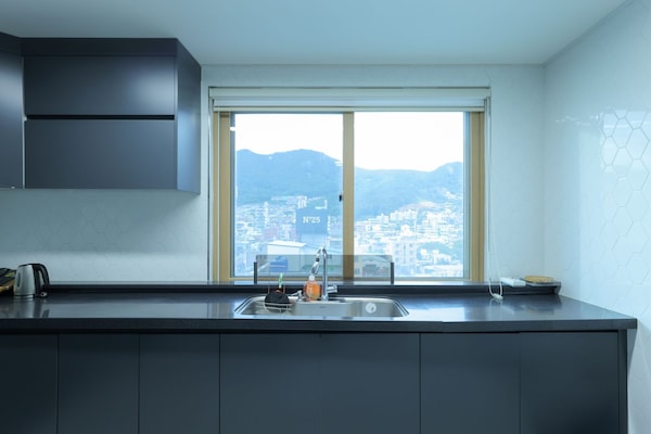 Ropa de cama de alta calidad, escritorio y sistema de insonorización