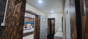 Individuell eingerichtet, Schreibtisch, laptopgeeigneter Arbeitsplatz