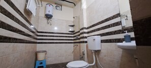 Buồng tắm vòi sen, dép đi trong nhà, khăn tắm, xà phòng 