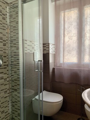 Dusche, Haartrockner, Bidet, Seife
