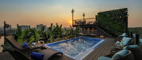 Hồ bơi ngoài trời