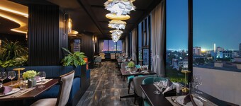 May De Ville Corner Hotel