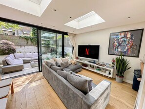 Smart TV, fireplace - 2 Bedroom Flat with Private Patio & Firepit in Shepherds Bush near Hammersmith (London)