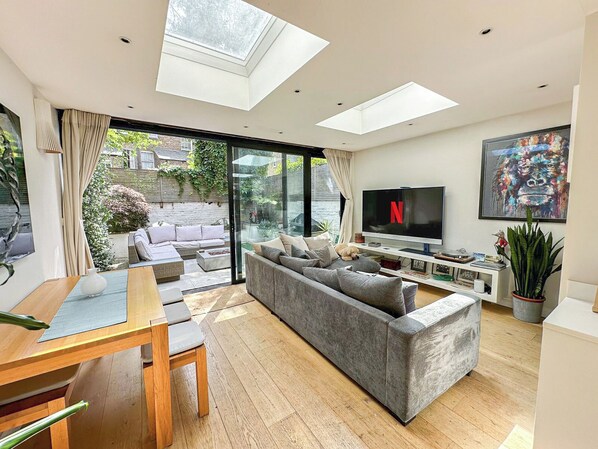 Smart TV, fireplace - 2 Bedroom Flat with Private Patio & Firepit in Shepherds Bush near Hammersmith (London)