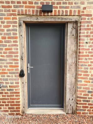 Exterior detail - Ame "O" des Flandres "La Suite" whirlpool bath, (Boeschepe)