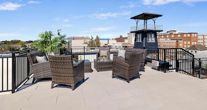 Fire Tower | Charming Downtown Charleston Studio!