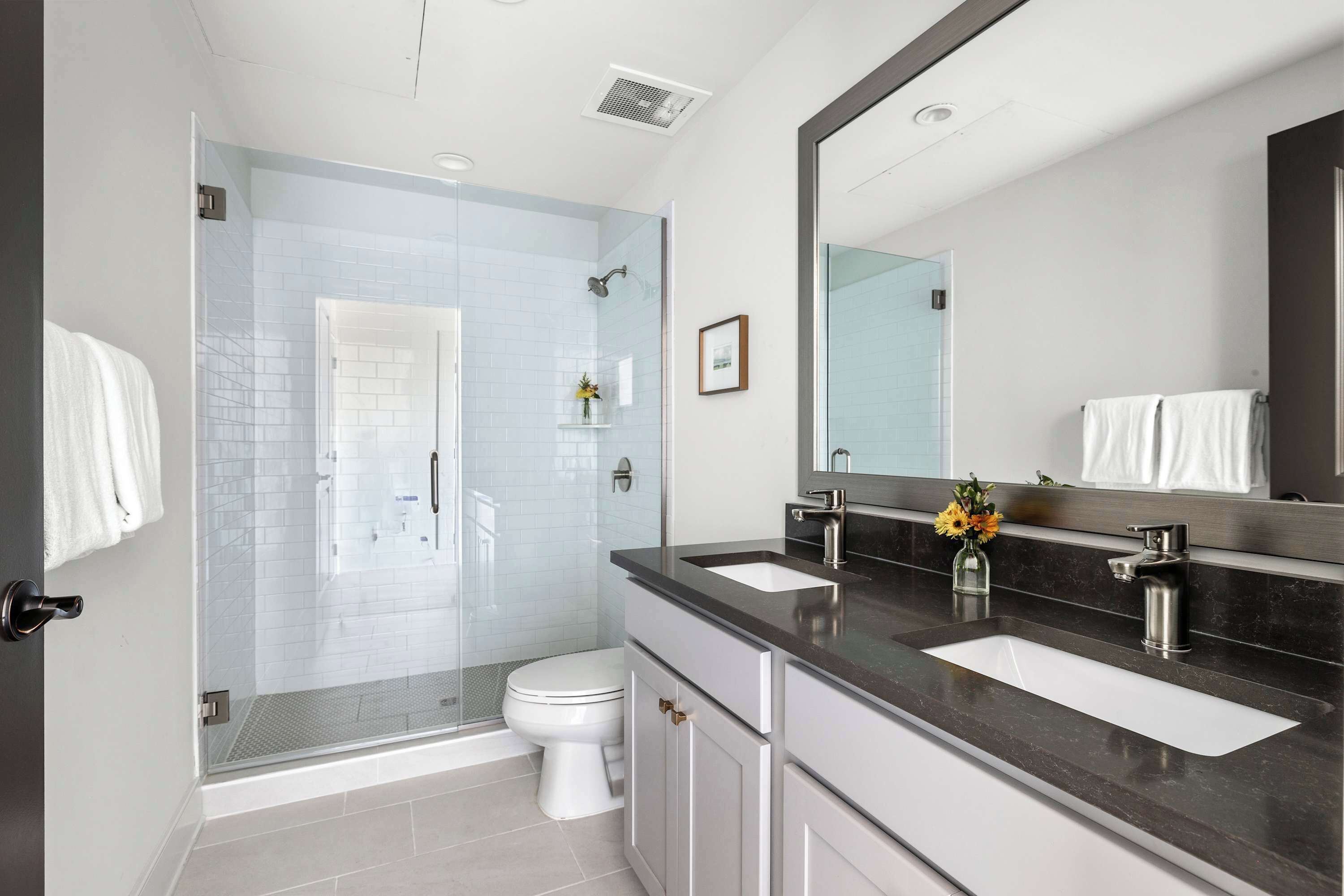 Suihku, hiustenkuivaaja, pyyhkeet